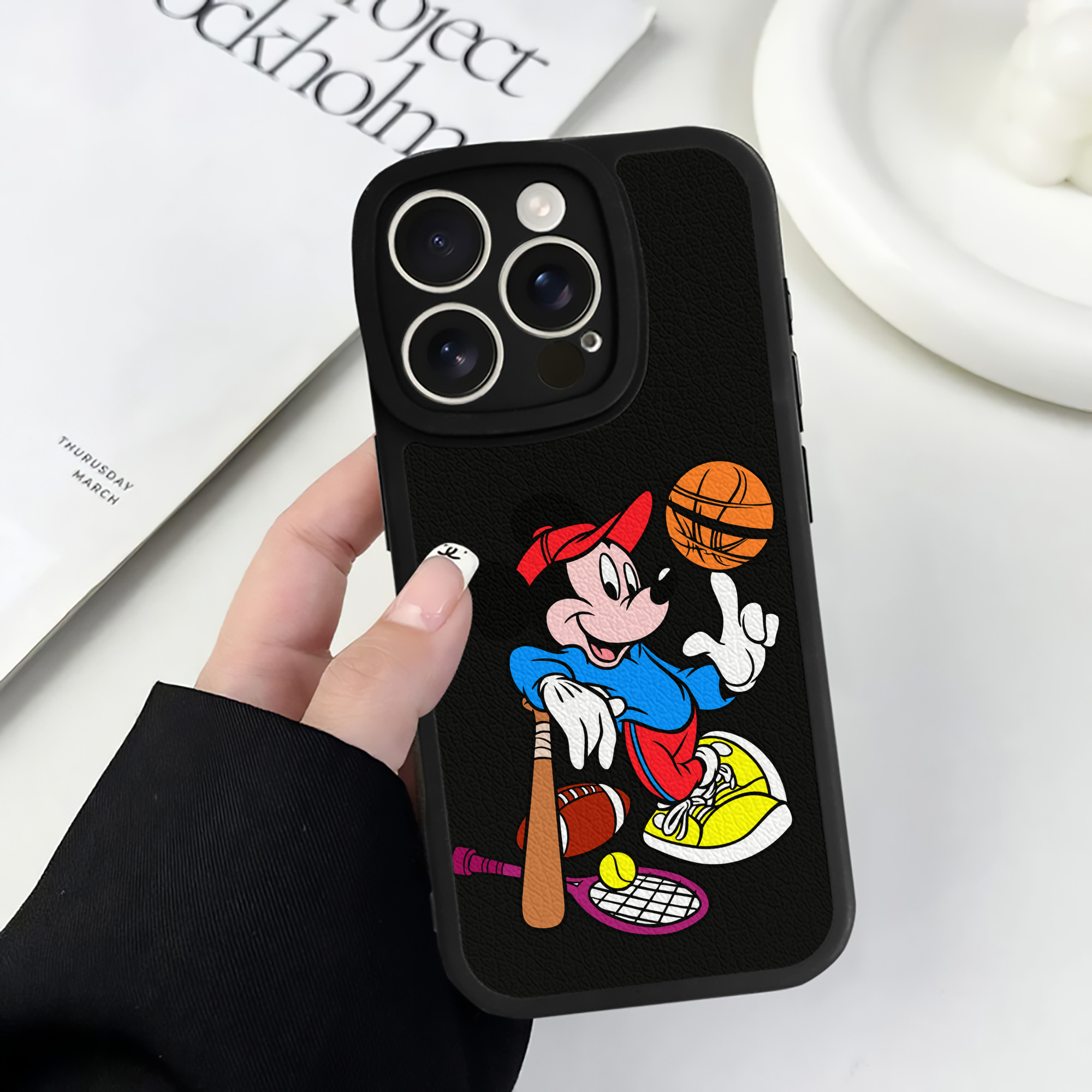 （画像用） ミッキーマウス Mickey Mouse 【iPhone 16シリーズ対応】シリコンスマホケース（レザー調） 材質：シリコン